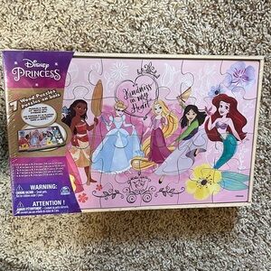 BNWT Disney Princess 7-wood puzzle pack & tray in storage box!